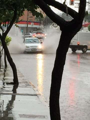 Chuva de at&eacute; 14 mil&iacute;metros alaga ruas e complica tr&acirc;nsito na regi&atilde;o do Prosa