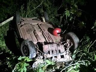 Jovem capota carro e atinge casa ao desviar de animal na pista