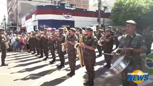 Desfile de 7 de Setembro come&ccedil;a com p&uacute;blico de 15 mil pessoas na 14 de Julho