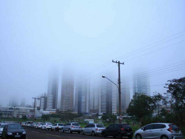 Queda de temperatura faz neblina encobrir c&eacute;u de Campo Grande