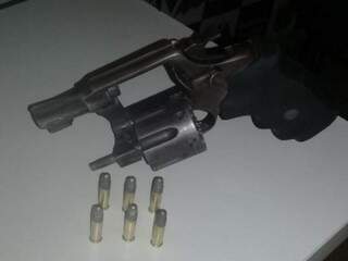 Arma e munições apreendidas com o suspeito. (Foto: DivulgaçãoGuarda Municipal) 