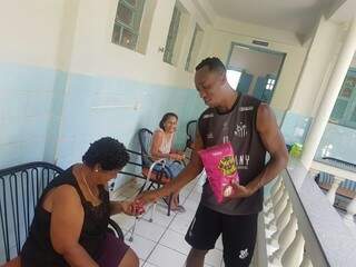 O zagueiro operariano Fábio Silva distribuiu bombons para os internos (Foto: Operário/Divulgação)