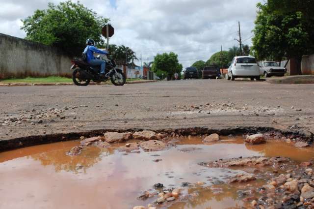 Com tanto buraco, andar na Capital virou pesadelo di&aacute;rio e custa caro