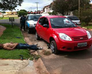 Jovem foi flagrado caído na grama e ao lado do veículo. (Foto: Osvaldo Alves)