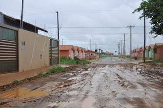 No Portal Caiobá entrada de residencial é um lamaçal. (Foto: Alcides Neto)