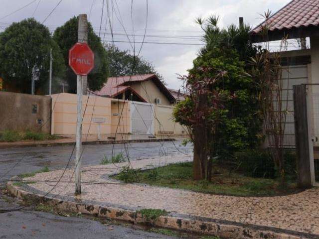 Caminh&atilde;o carregado com concreto derruba fios de telefonia no S&atilde;o Louren&ccedil;o 