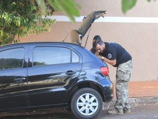 Policiais também fizeram buscas em veículos. (Foto: Marina Pacheco)