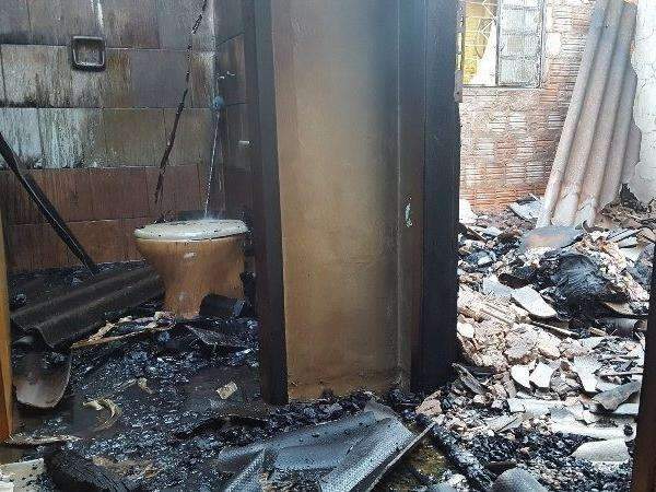 Casa de idosa fica parcialmente destru&iacute;da ap&oacute;s inc&ecirc;ndio no interior de MS