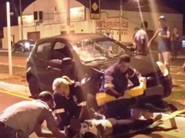 Motociclista fica gravemente ferida ap&oacute;s ser atingida por carro em avenida