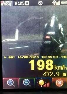 Motociclista foi flagrado a mais de 198 km/h. (Foto: divulgação/PRF) 