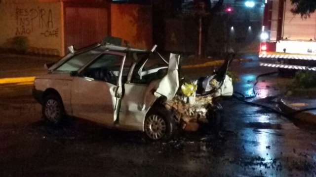 Uno parado em semáforo é atingido por Peugeot e 7 pessoas ficam feridas