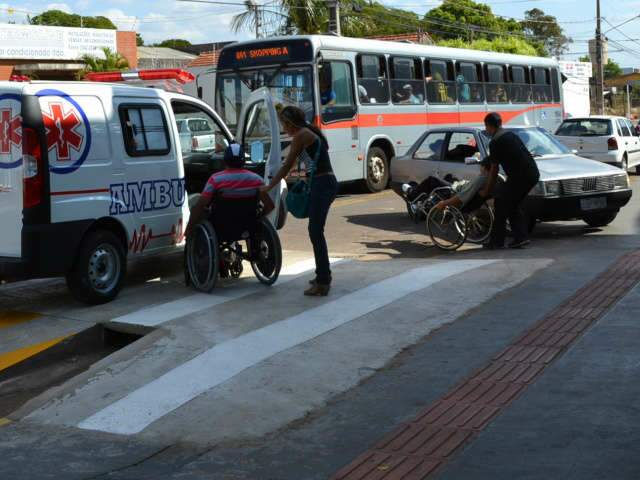 Valeta em travessia elevada prejudica acessibilidade em frente &agrave; Apae