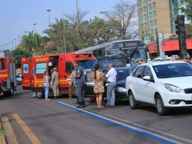 Engavetamento envolvendo tr&ecirc;s carros complica tr&acirc;nsito na Afonso Pena