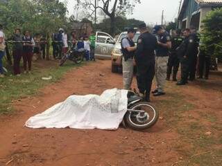Motociclista foi executado em rua de terra no bairro Defensores Del Chaco, em Pedro Juan (Foto: Porã News)
