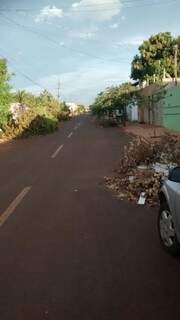 O lixo depositado a beira da rua Caratinga atrapalha o trânsito pelo local.(Foto:Direto das Ruas)