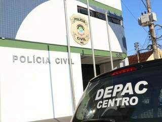 Mulher morre atropelada em frente a tabacaria e motorista foge do local Mulher morre atropelada em frente a tabacaria e motorista foge do local