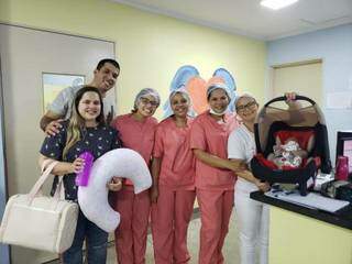 Equipe da UTI neonatal do El Kadri com a menininha Maria Luíza tendo alta. (Foto: Arquivo Pessoal)
