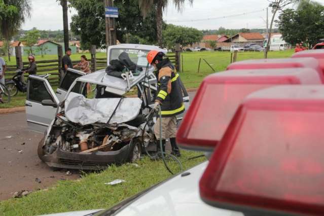 Condutor perde controle, atravessa canteiro e carro bate em um caminh&atilde;o
