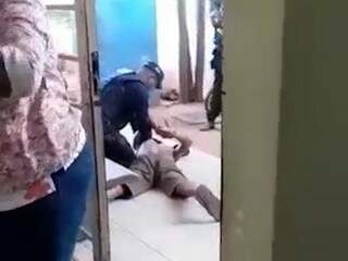 Rapaz &eacute; preso duas vezes por invadir posto, a primeira portando faca