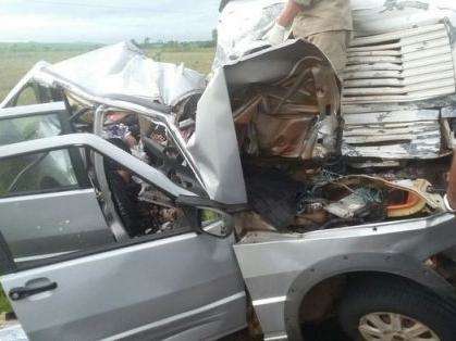 Carro bate de frente em caminh&atilde;o e quatro pessoas morrem na MS-162