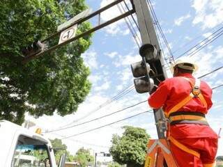 Semáforos já estão passando por manutenção em Campo Grande (Foto: PMCG/Divulgação)