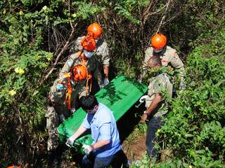 Homem foi encontrado morto em matagal (Foto: Rodrigo Pazinato)