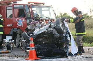 Veículo envolvido em acidente causou destruição total de veículo (Foto: Marcos Ermínio)