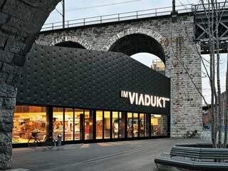 Fachada de uma das entradas do Im Viadukt sob a linha ferroviária em Zurique