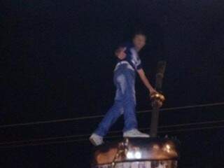Jovem subiu no topo do monumento para fazer foto. (Foto: Reprodução/Facebook)
