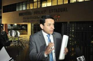 Relator da CPI dando entrevista após ingressar com pedido no MPE (Foto: João Garrigó)