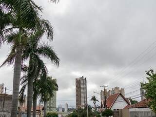 Céu nublado e friozinho em Campo Grande nesta manhã (Foto: Henrique Kawaminami)