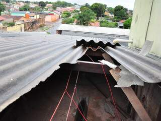Parte das telhas foram arremessadas com a ventania da tarde de hoje, na Capital. (Foto: João Garrigó)