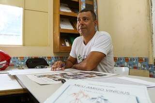 Professor Diniz, quem teve a ideia de transformar as atividades em livro. (Foto: Henrique Kawaminami)