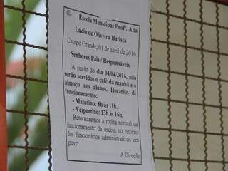 Aviso no portão da escola informa que não será servido refeições até o fim da greve (Foto: Marcos Ermínio)
