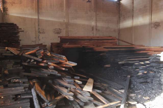 Inc&ecirc;ndios destroem madeireira na Progresso e restaurante no Centro
