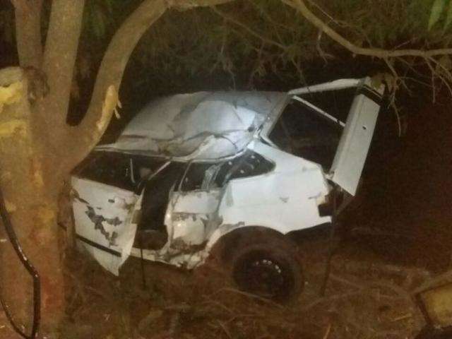 Motorista embriagado destr&oacute;i carro em &aacute;rvore, mas sai s&oacute; com ferimentos leves