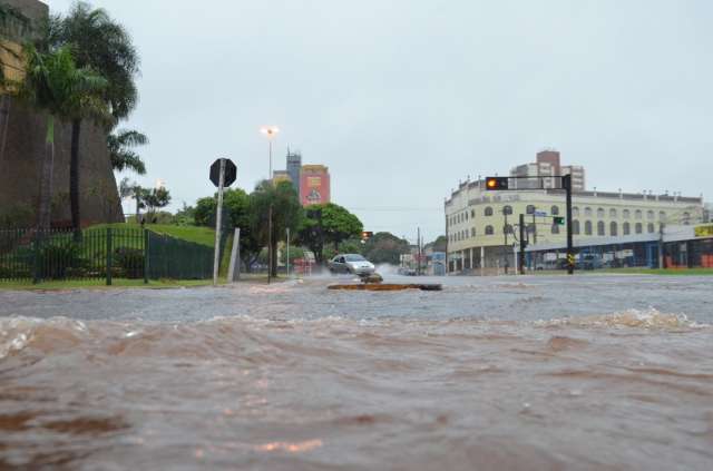 Chuva forte alaga v&aacute;rias regi&otilde;es de Campo Grande nesta manh&atilde;