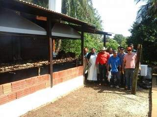 Ademir junto com funcionários e voluntários posando para foto ao lado do churrasco. (Foto: Pedro Peralta) 