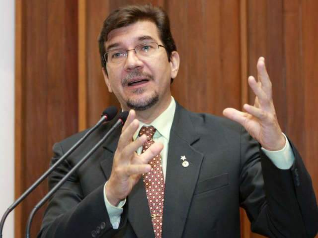  Deputados criticam descumprimento da proibi&ccedil;&atilde;o de venda de bebidas a menores