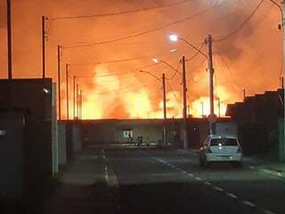 Fogo atingiu área da Base Aérea ao lado de residencial no São Conrado; fogo voltou nesta tarde. (Foto: Direto das Ruas)