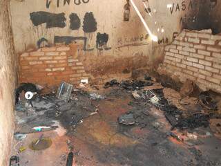No cômodo incendiado, alguns pertences do morador (Foto: Pedro Peralta)