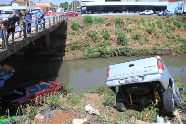 Fiat Toro e S10 caem em barranco de rio ap&oacute;s batida na Ernesto Geisel