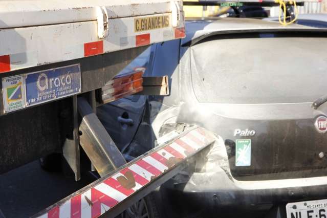 Acidente de tr&acirc;nsito provoca congestionamento na Avenida Zahran