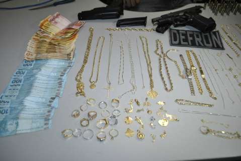 Cabeleireira é presa por receptação de joias; acusada tinha R$ 4,4 mil e pistola