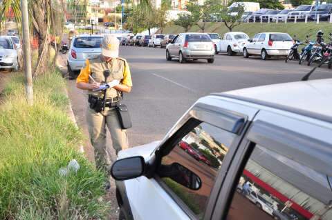  Agetran multa 15 motoristas em 1h, por estacionar em canteiro da antiga Furnas
