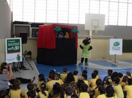 Teatro de bonecos leva educação ambiental para crianças em escola