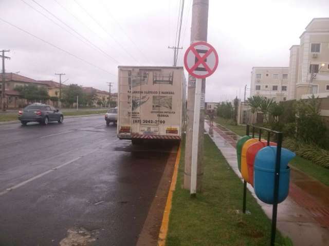 Ve&iacute;culos estacionados em local proibido prejudicam moradores de condom&iacute;nio