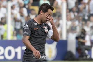 Jogador do Corinthians lamenta derrota para o rival na Vila Belmiro. (Foto: divulgação/Santos FC)