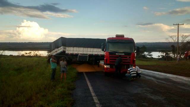 Ap&oacute;s quebrar eixo, carreta carregada de milho bloqueia MS-395