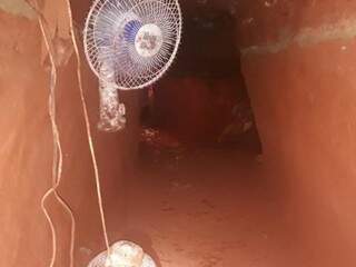 Túnel que dá acesso ao cofre na agência foi aberto em um dos cômodos da casa utilizada de base pela quadrilha (Foto: divulgação/Polícia Civil) 